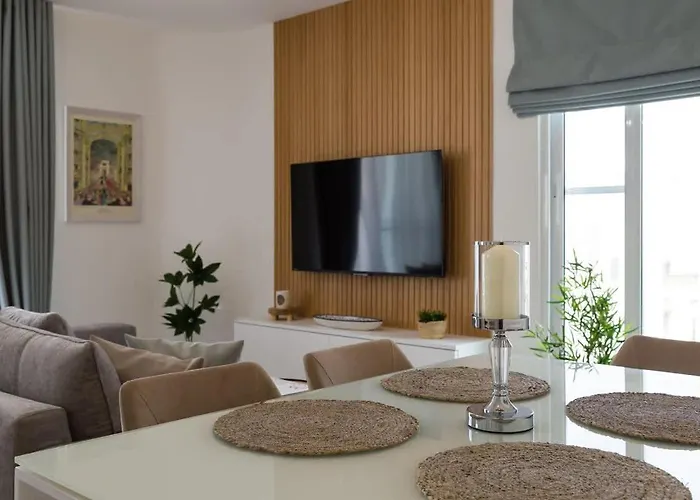 Апартаменты Discover Modern Luxury By The Sea Gzira